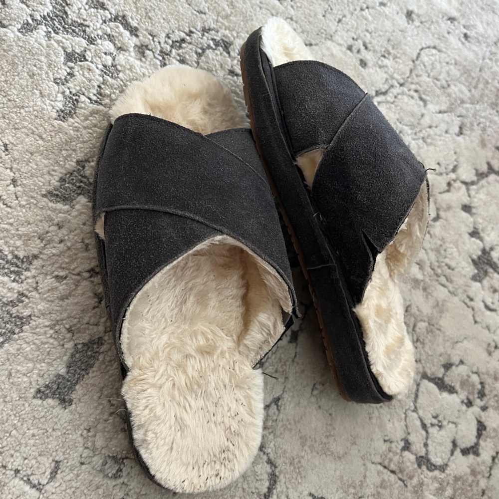 LIKE NEW Minnetonka slippers!
